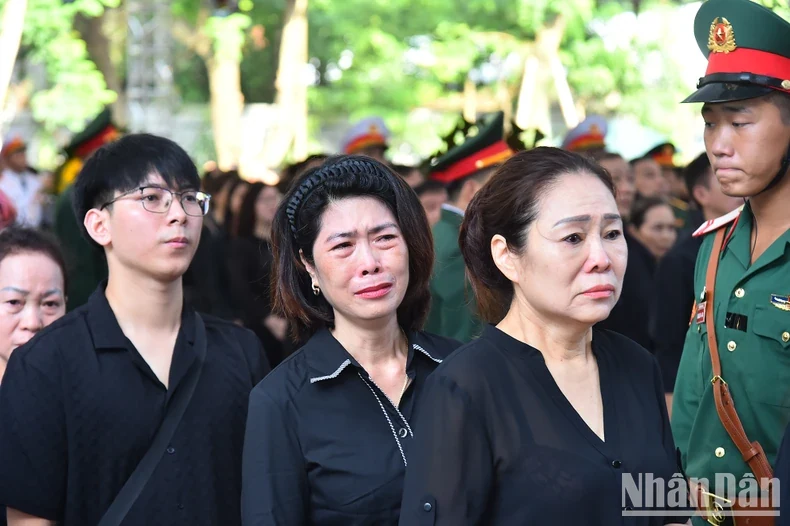 Người dân xếp hàng từ sáng sớm viếng Tổng Bí thư Nguyễn Phú Trọng