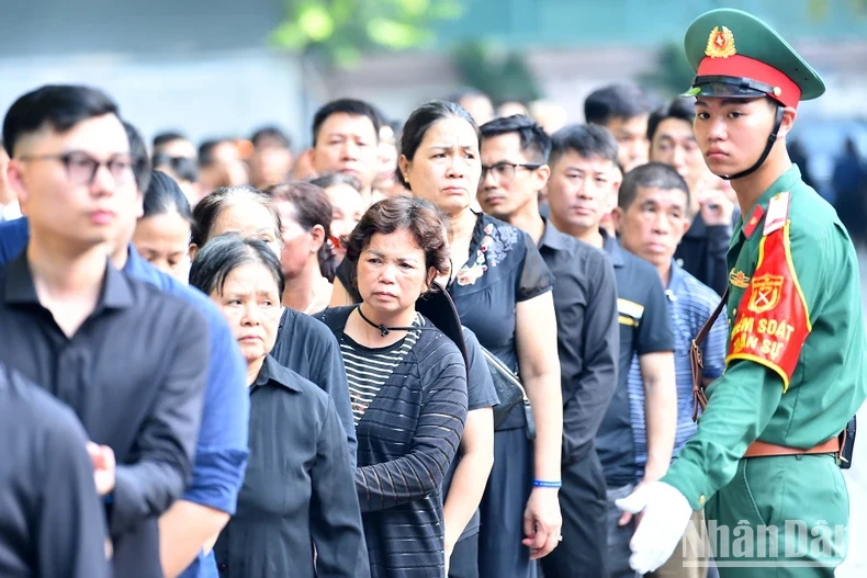 Người dân xếp hàng từ sáng sớm viếng Tổng Bí thư Nguyễn Phú Trọng
