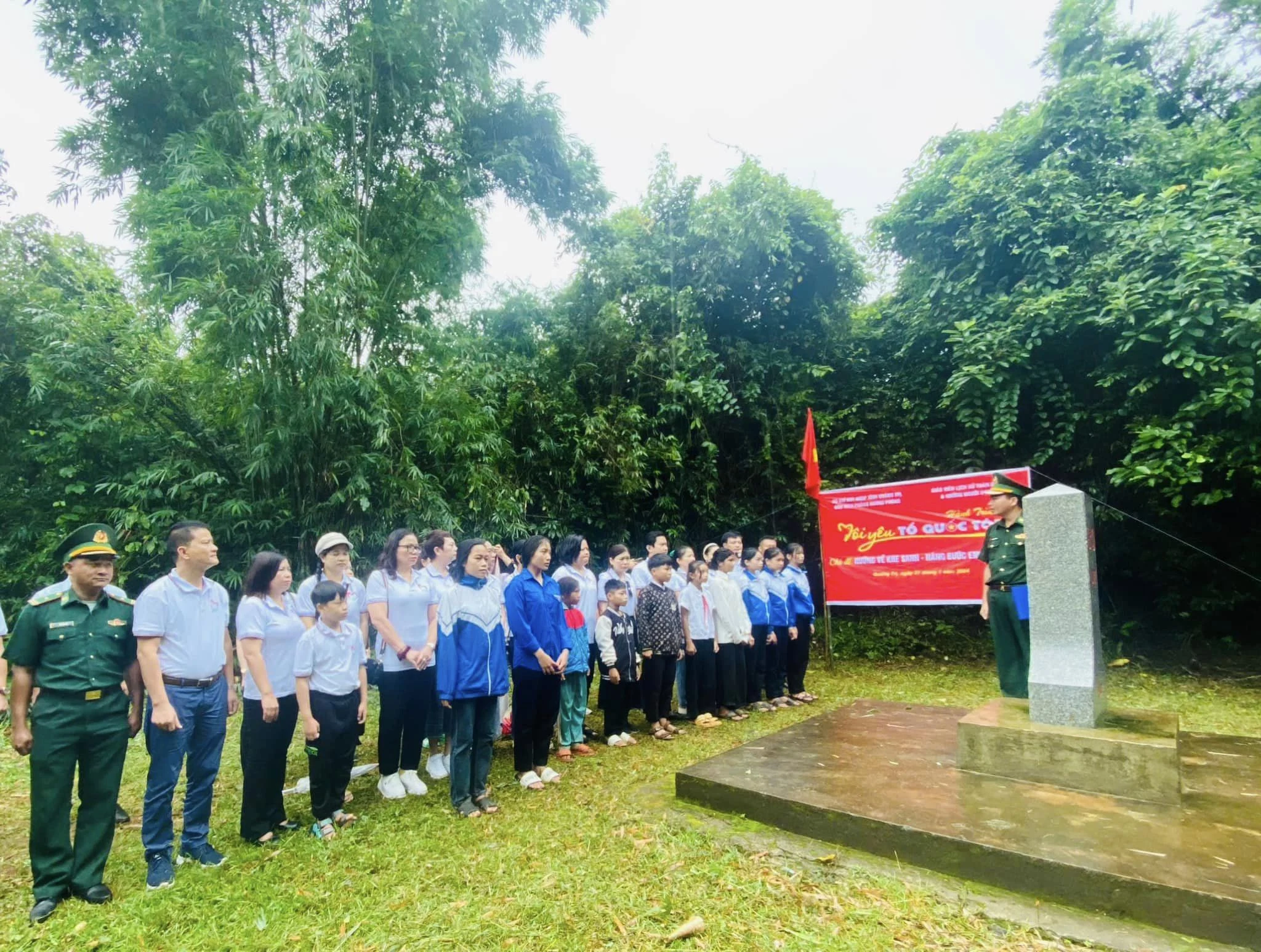 Chương trình hành trình “Tôi yêu Tổ quốc tôi” tặng quà cho giáo viên, học sinh vùng cao và học sinh nước bạn Lào