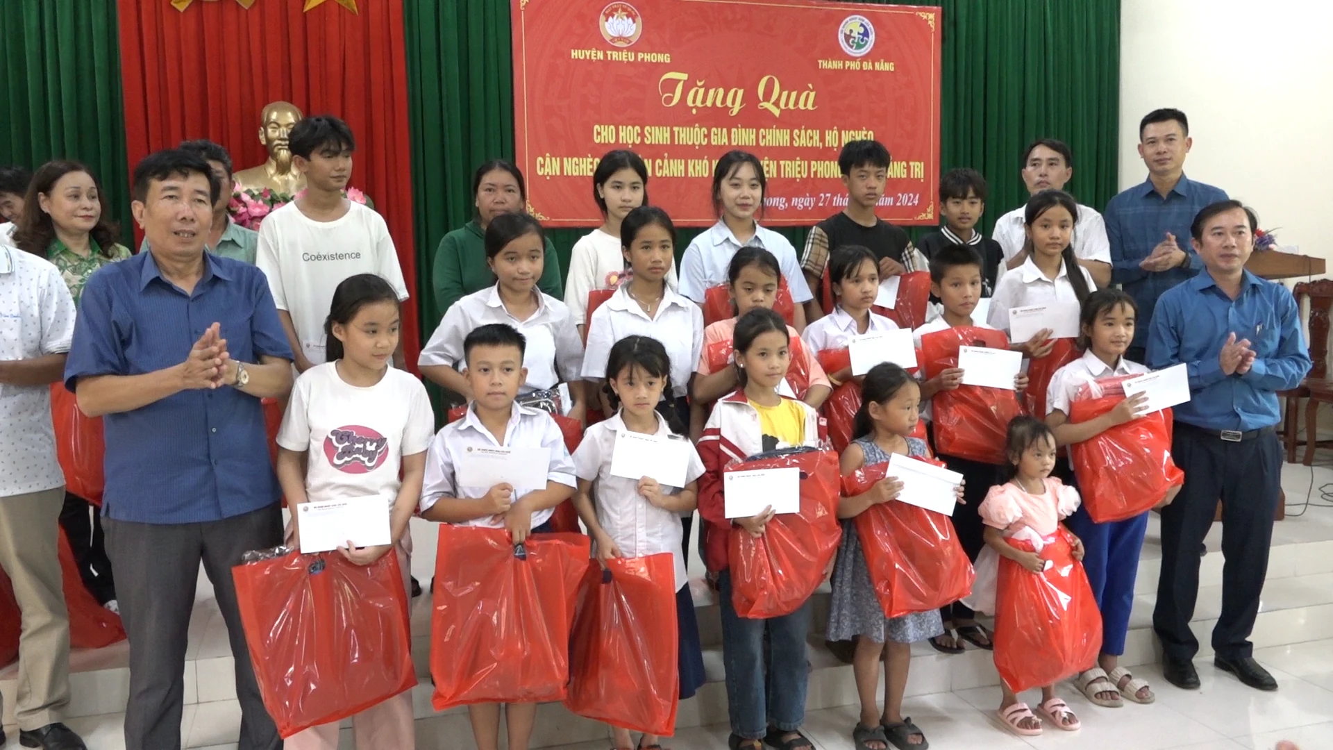 Trao 100 suất quà cho học sinh thuộc diện gia đình chính sách, hộ nghèo ở Triệu Phong