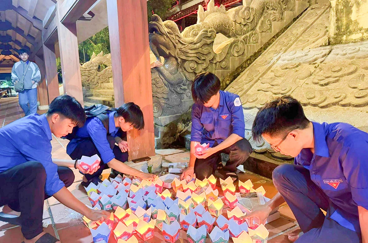 Thắp sáng ngọn lửa tri ân trên dòng Thạch Hãn