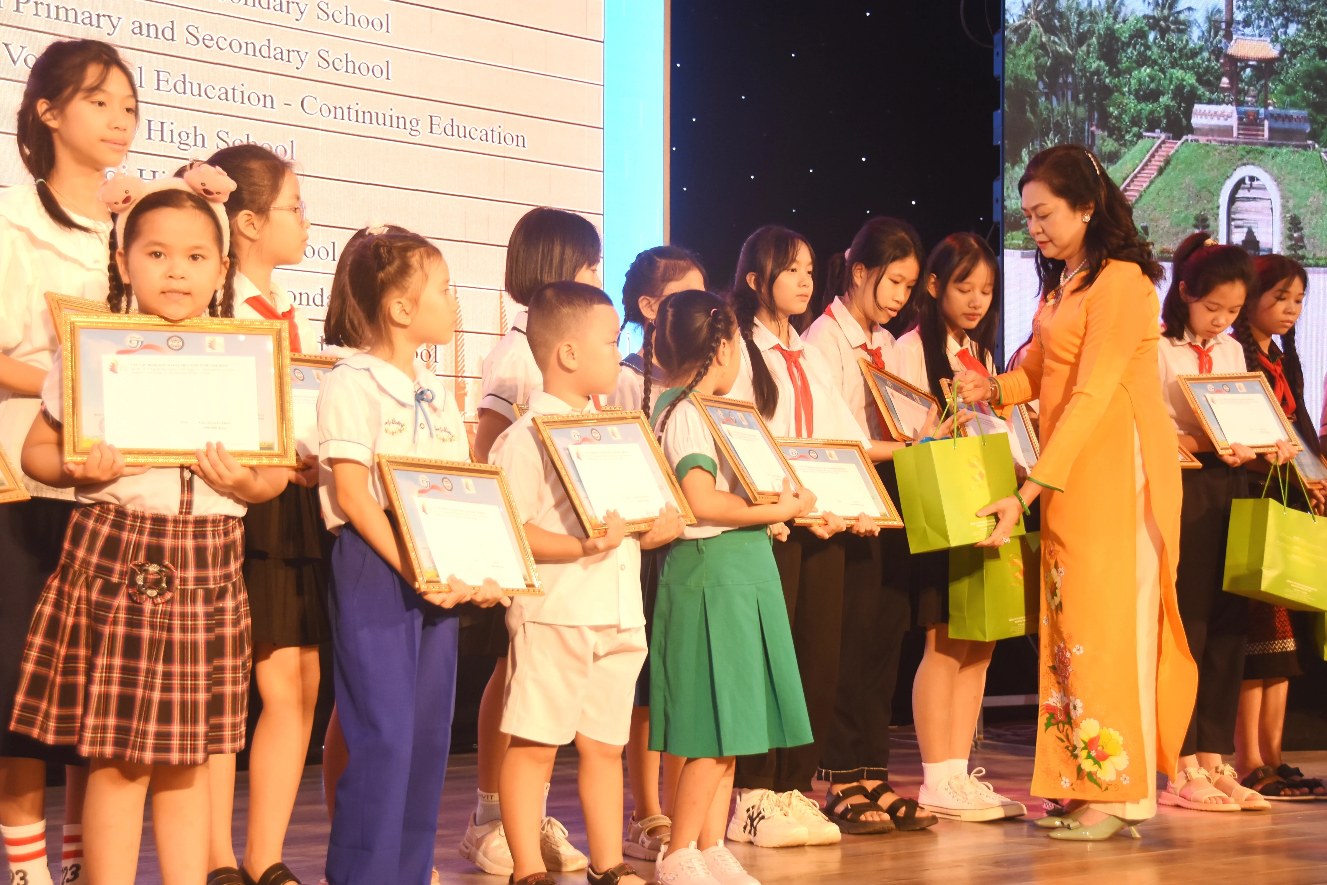 Trao giải Cuộc thi vẽ tranh “Chung tay kiến tạo hòa bình”