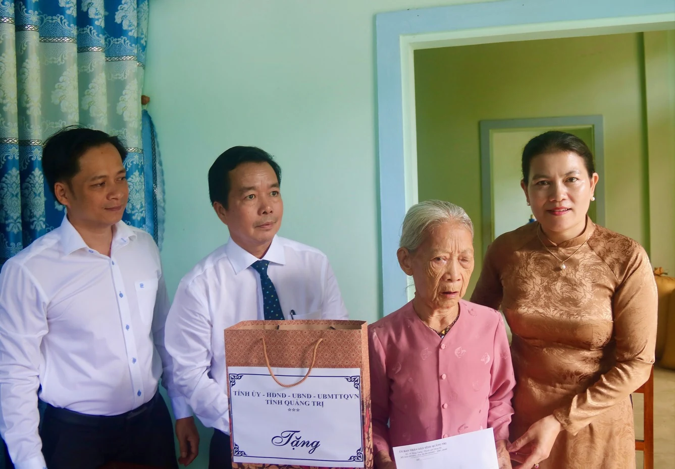 Trưởng Ban Nội chính Tỉnh ủy Ly Kiều Vân thăm, tặng quà các gia đình chính sách