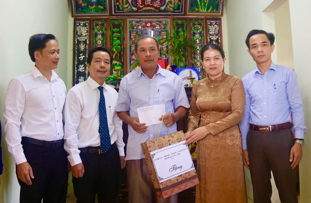 Trưởng Ban Nội chính Tỉnh ủy Ly Kiều Vân thăm, tặng quà các gia đình chính sách