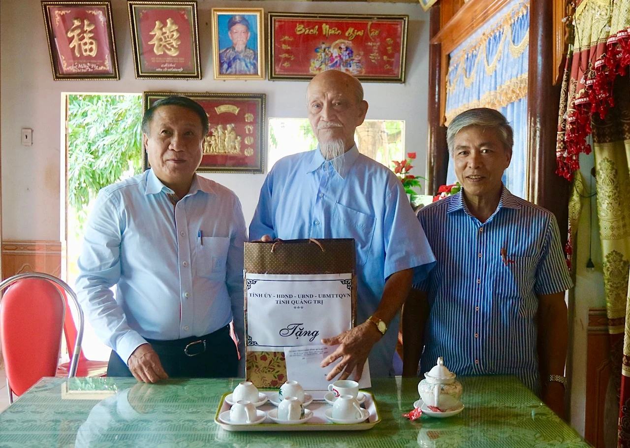 Phó Chủ tịch Thường trực UBND tỉnh Hà Sỹ Đồng thăm, tặng quà các thương binh, thân nhân liệt sĩ