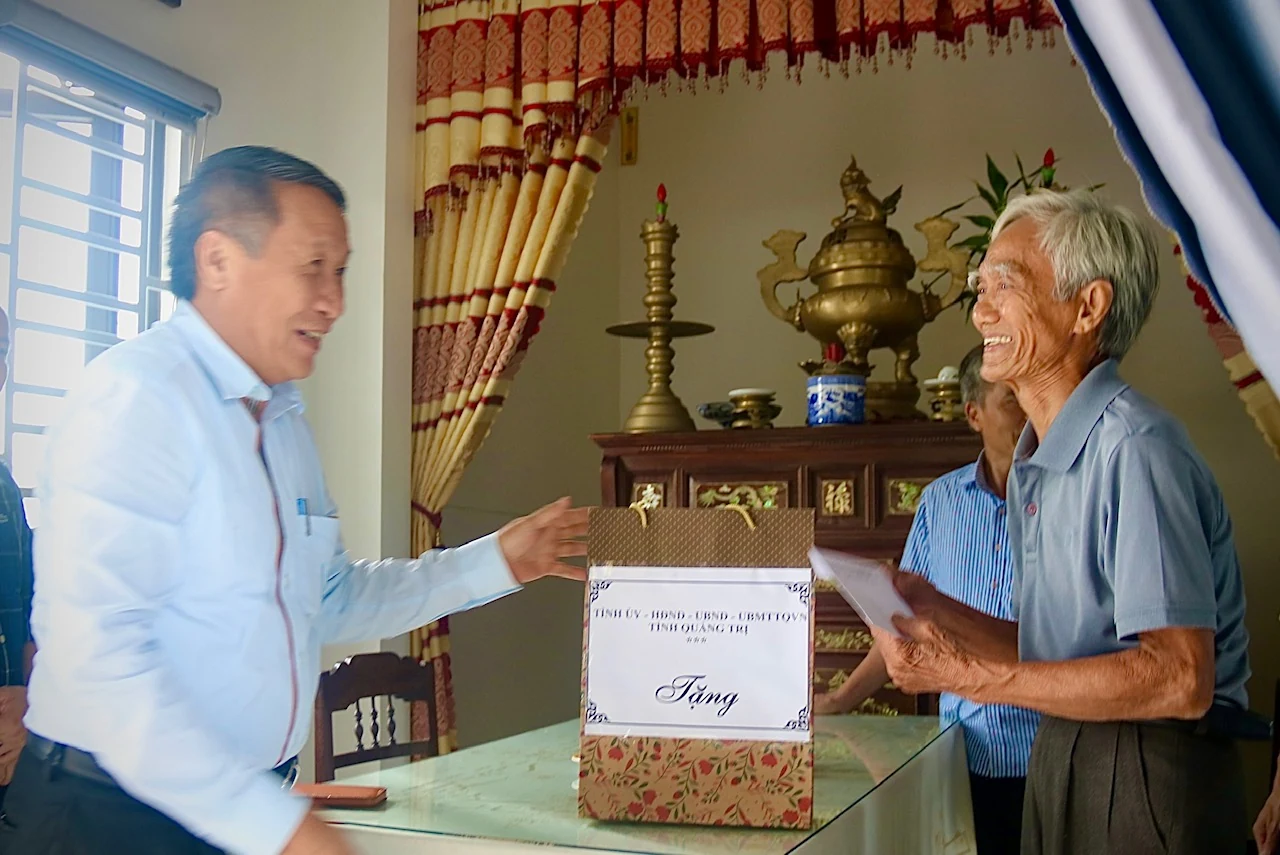 Phó Chủ tịch Thường trực UBND tỉnh Hà Sỹ Đồng thăm, tặng quà các thương binh, thân nhân liệt sĩ