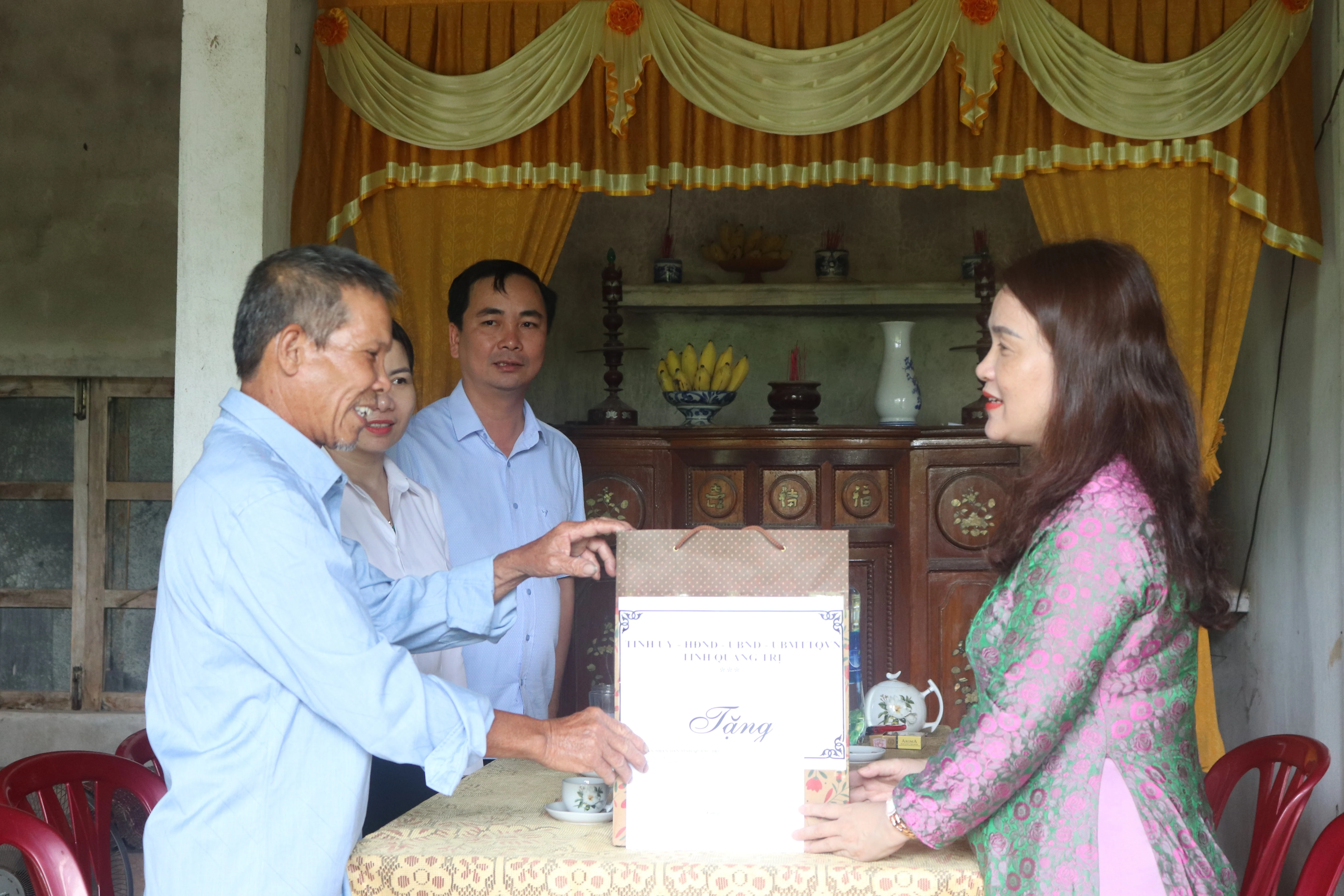 Chủ nhiệm Ủy ban Kiểm tra Tỉnh ủy Hồ Thị Thu Hằng thăm, tặng quà các gia đình có công với cách mạng