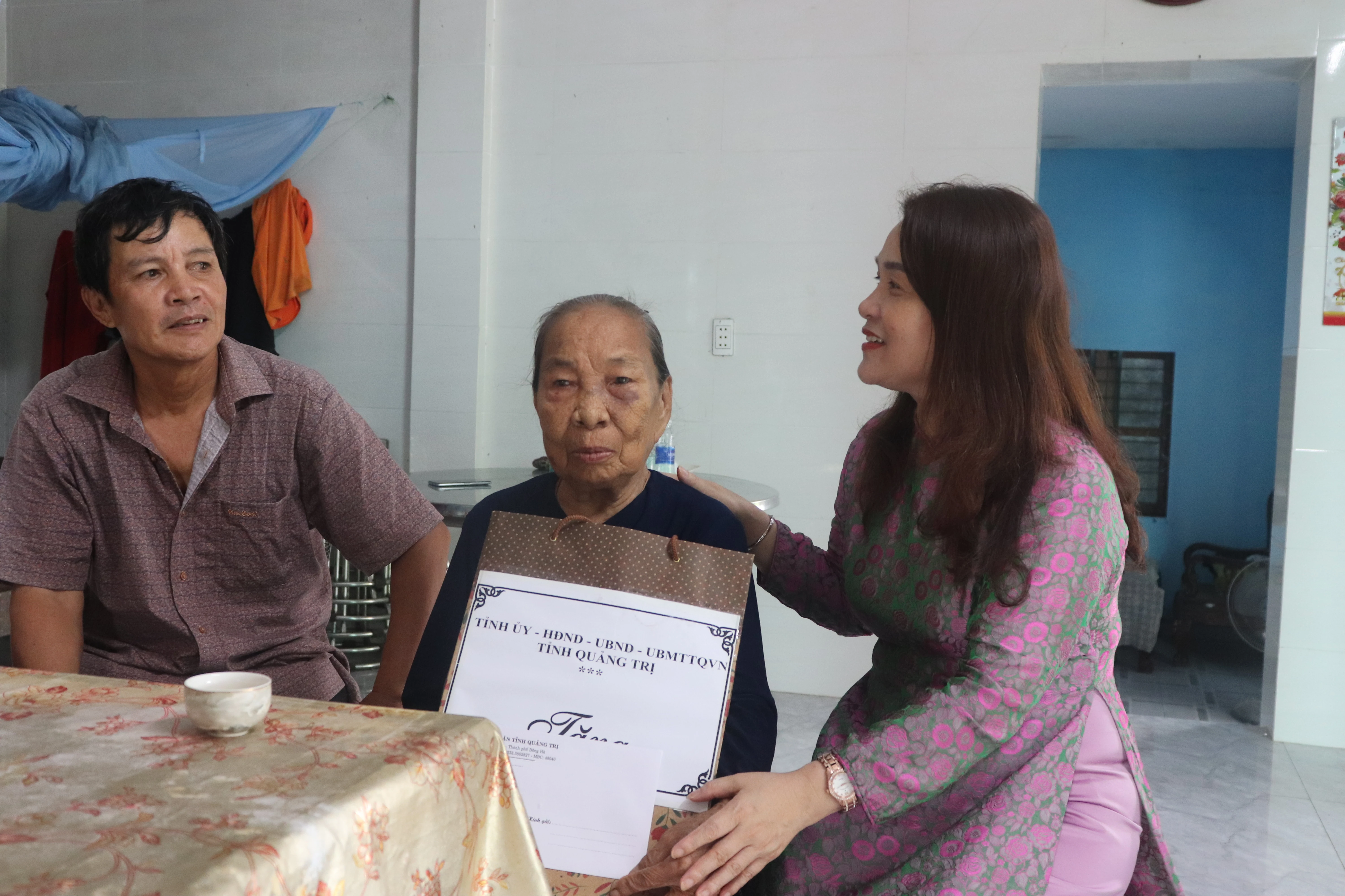Chủ nhiệm Ủy ban Kiểm tra Tỉnh ủy Hồ Thị Thu Hằng thăm, tặng quà các gia đình có công với cách mạng