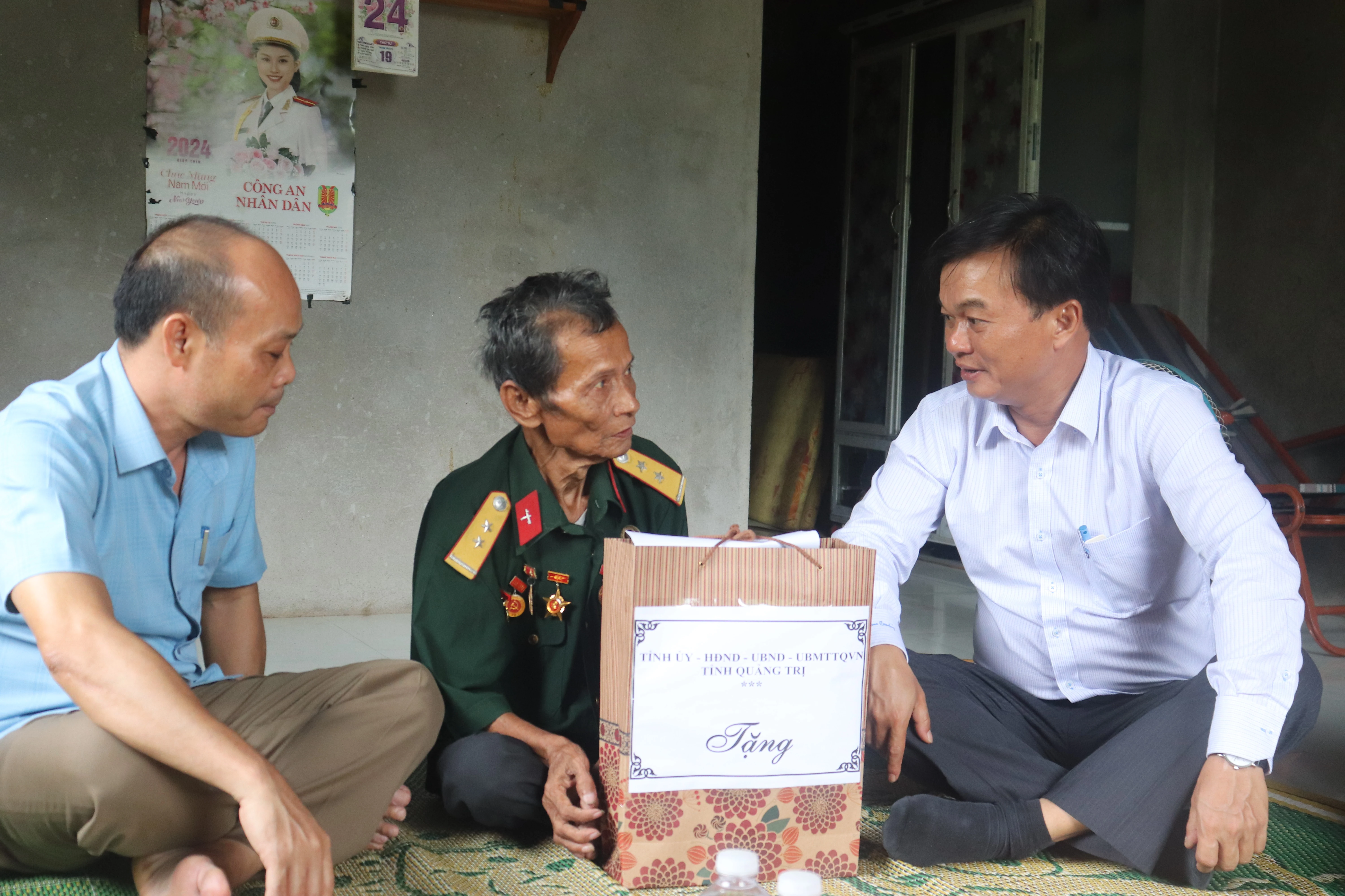 Phó Chủ tịch Thường trực HĐND tỉnh Nguyễn Chiến Thắng thăm các gia đình có công với cách mạng