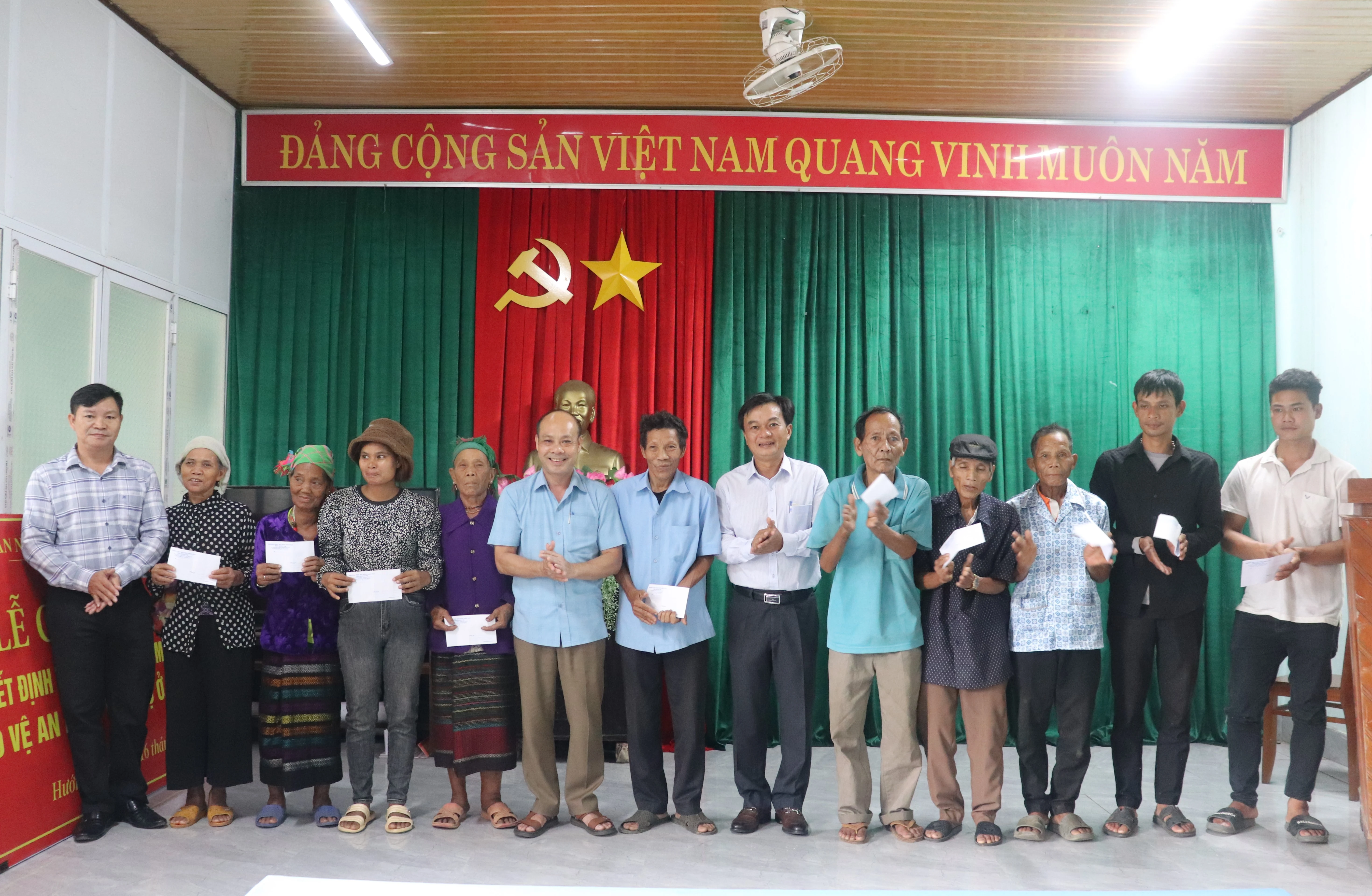 Phó Chủ tịch Thường trực HĐND tỉnh Nguyễn Chiến Thắng thăm các gia đình có công với cách mạng