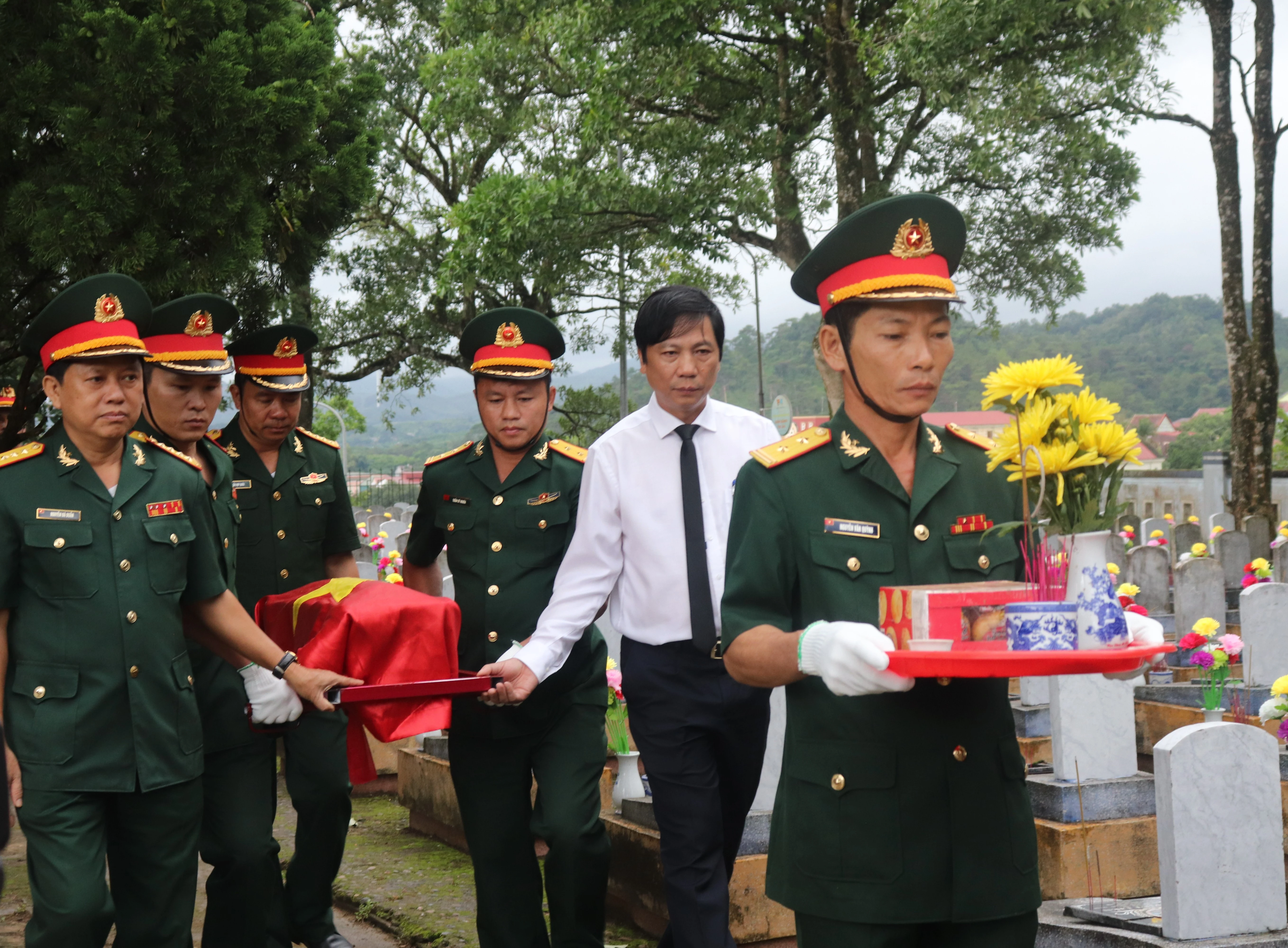 Hướng Hóa: Truy điệu, an táng 12 hài cốt liệt sĩ