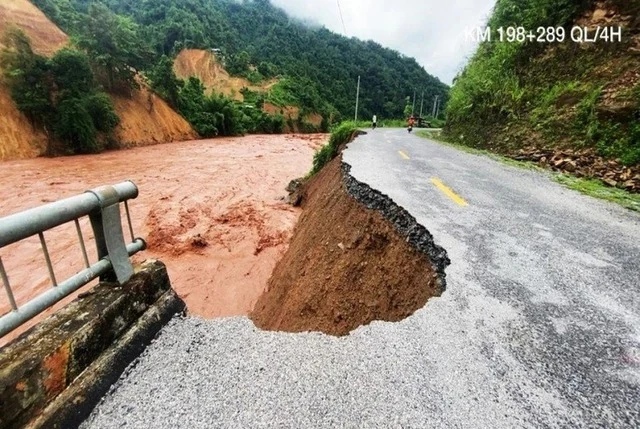 Thủ tướng chỉ đạo ứng phó nguy cơ bão mạnh, lũ lụt, sạt lở đất
