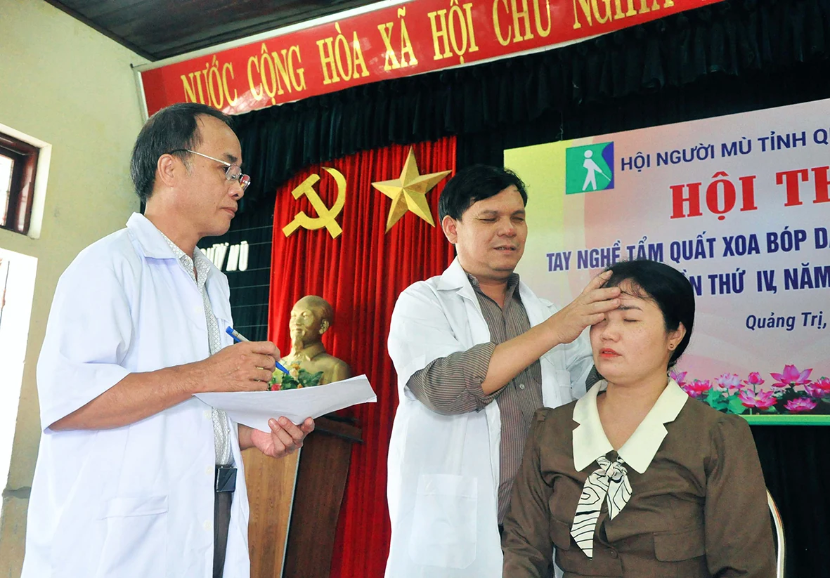 Tìm nguồn sáng cho mình và người đồng cảnh