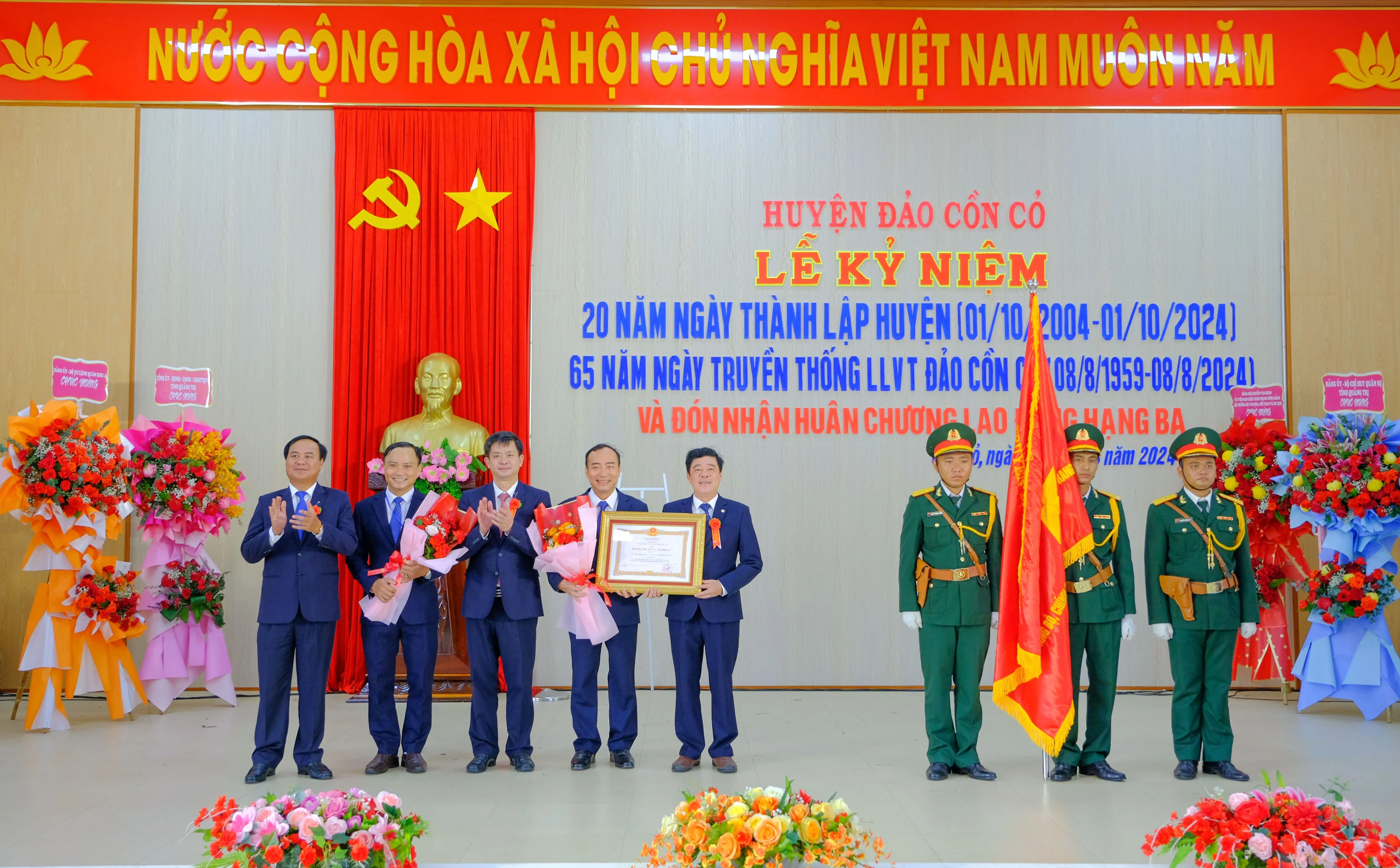 Huyện đảo Cồn Cỏ kỷ niệm 20 năm ngày thành lập và 65 năm ngày truyền thống lực lượng vũ trang
