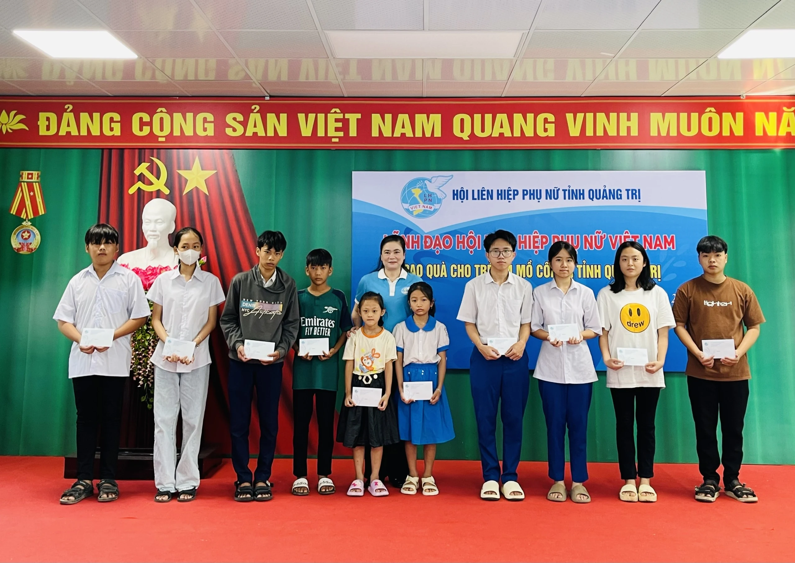 Trao 50 suất quà cho trẻ mồ côi có hoàn cảnh khó khăn