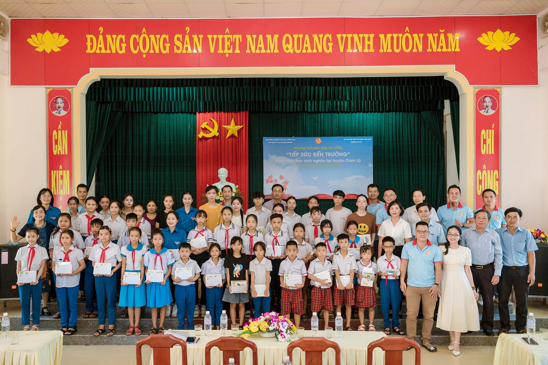 Cam Lộ: Tặng học bổng, xe đạp cho học sinh có hoàn cảnh khó khăn