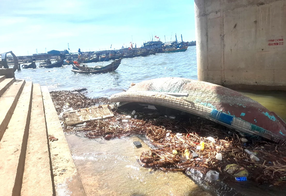 Rác thải gây ô nhiễm hạ nguồn sông Hiếu