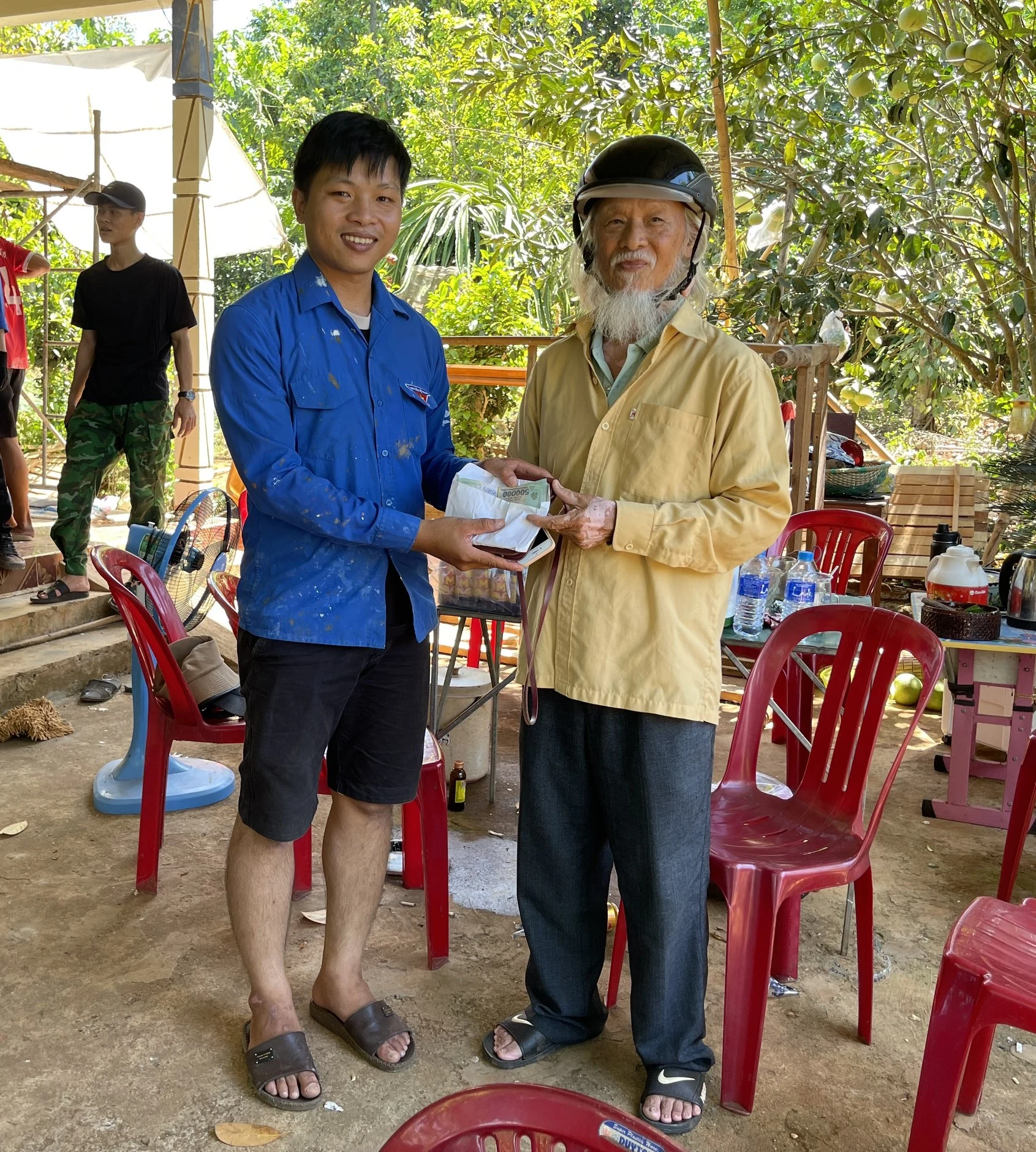 Thanh niên Nguyễn Hữu Hậu trả 15 triệu đồng cho người đánh rơi