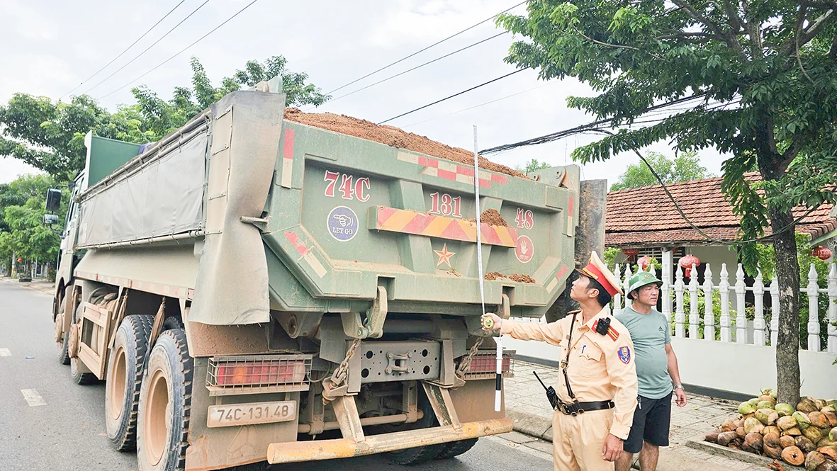 Xe tải nặng chở đất chạy rầm rập, người dân thị trấn Gio Linh bất an