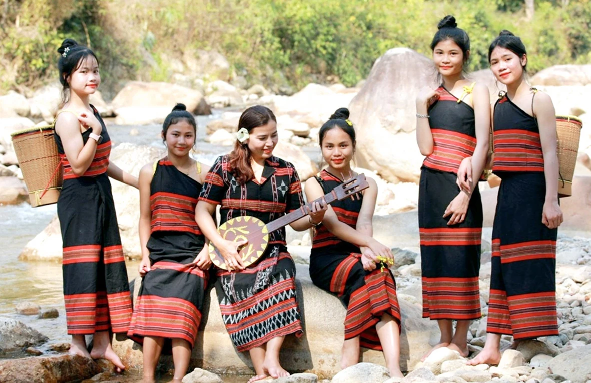 Chăm lo “nền tảng tinh thần” cho đồng bào giữa đại ngàn Trường Sơn. Bài 3: Đảng viên đi trước