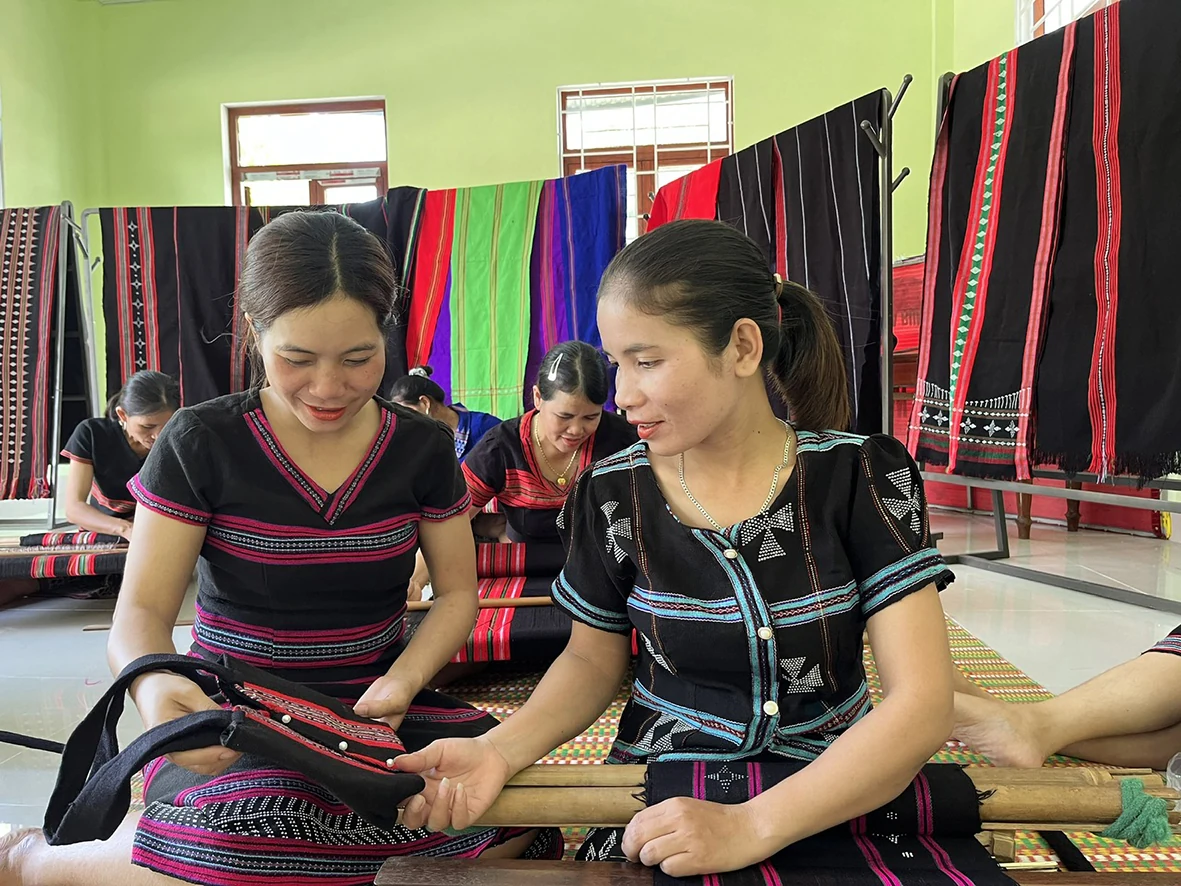 Chăm lo “nền tảng tinh thần” cho đồng bào giữa đại ngàn Trường Sơn. Bài 3: Đảng viên đi trước
