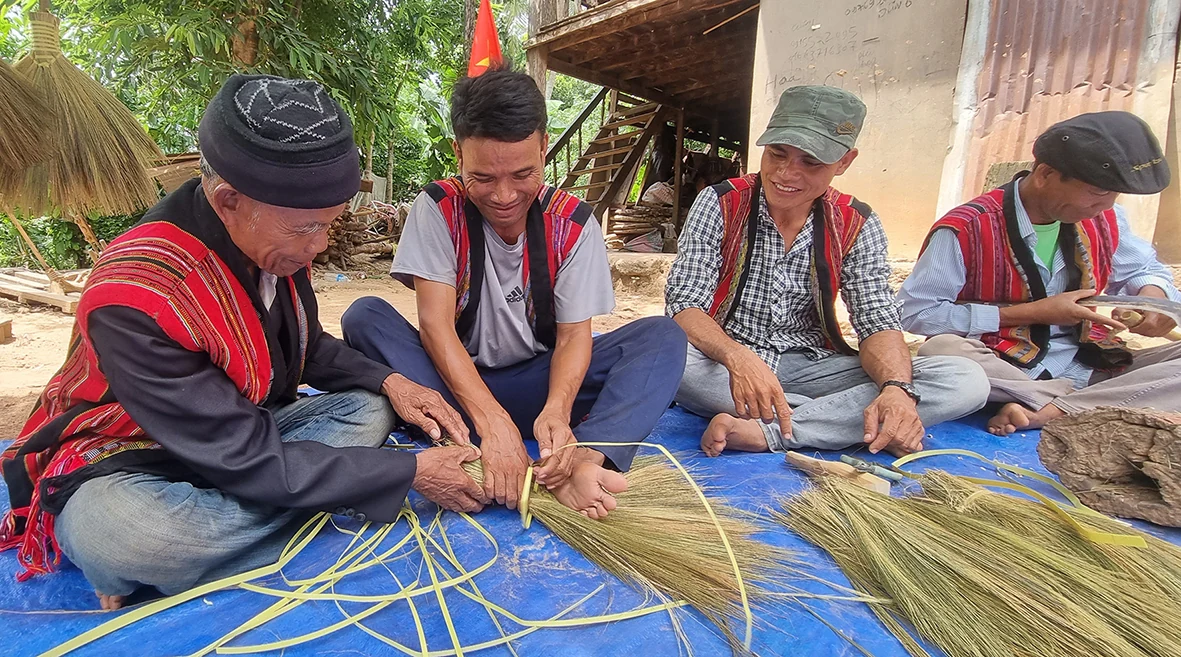 Chăm lo “nền tảng tinh thần” cho đồng bào giữa đại ngàn Trường Sơn. Bài 3: Đảng viên đi trước