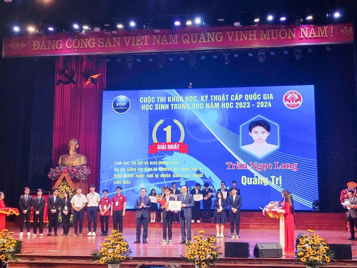 Trường chuyên trên “đất học Quảng Trị” với hành trình 30 năm xây dựng và phát triển