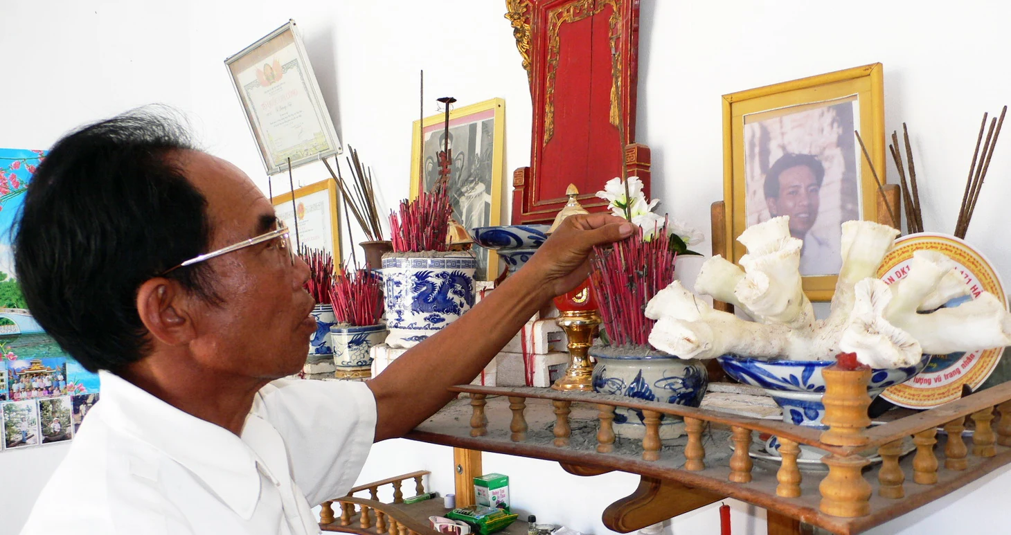 Màu cờ Tổ quốc và máu thắm biển xanh
