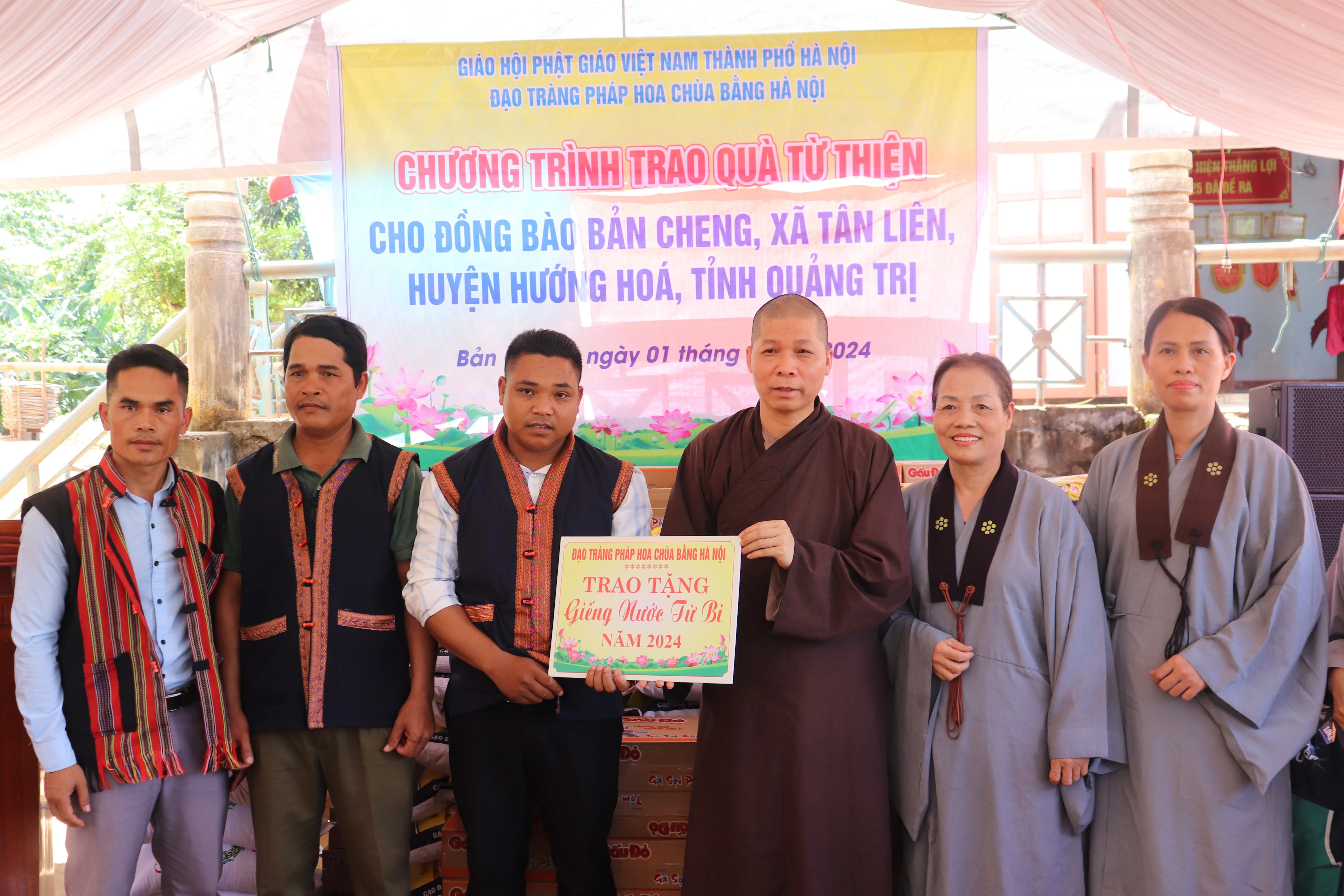 Trao hơn 100 triệu đồng tiền quà cho người dân và trường học huyện Hướng Hóa và Đakrông