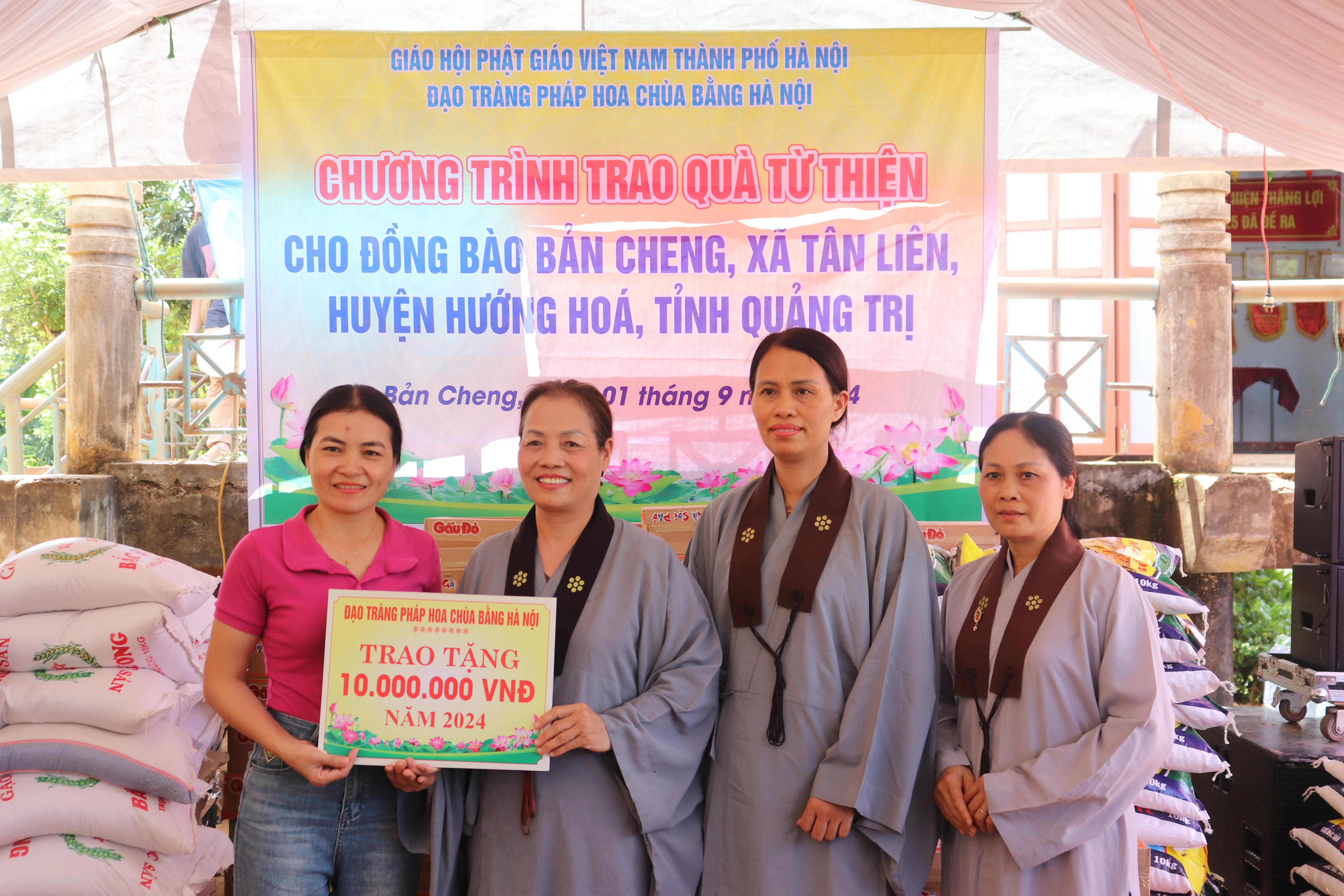 Trao hơn 100 triệu đồng tiền quà cho người dân và trường học huyện Hướng Hóa và Đakrông
