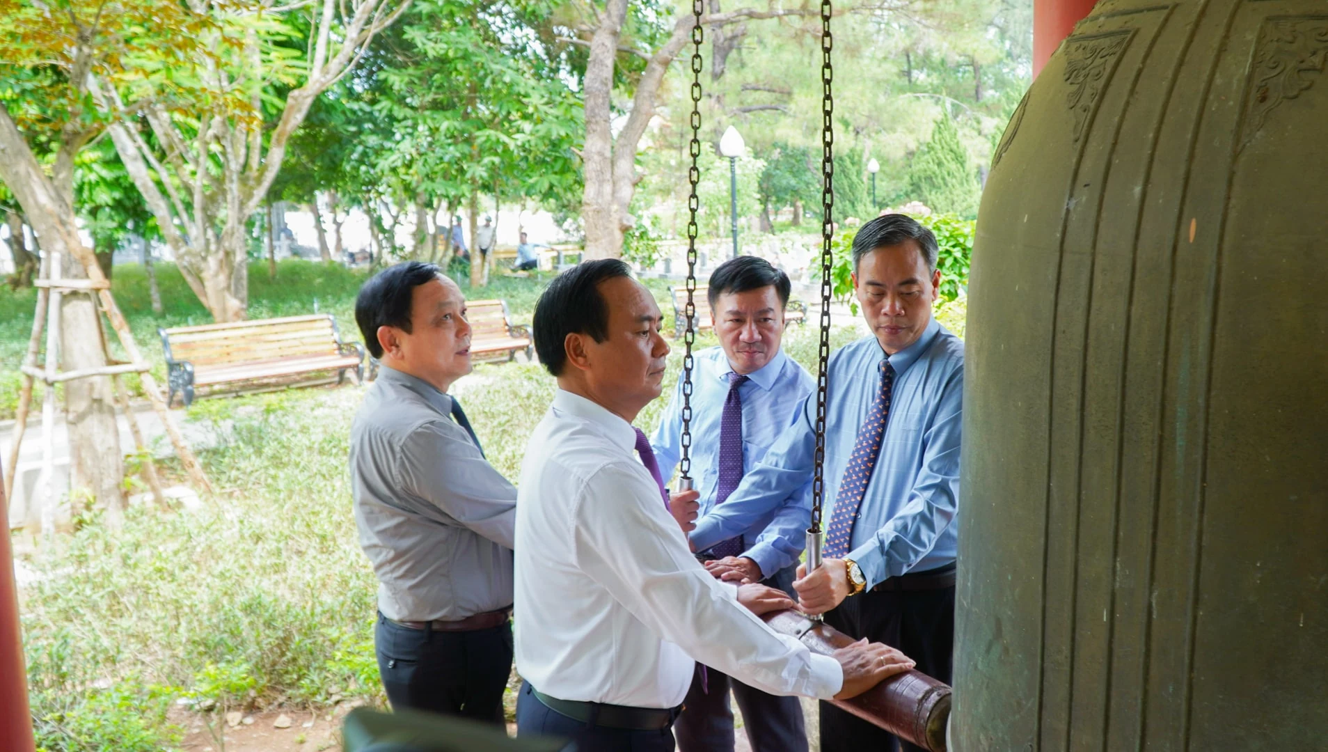 Lãnh đạo tỉnh Quảng Trị dâng hương tưởng nhớ các anh hùng liệt sĩ