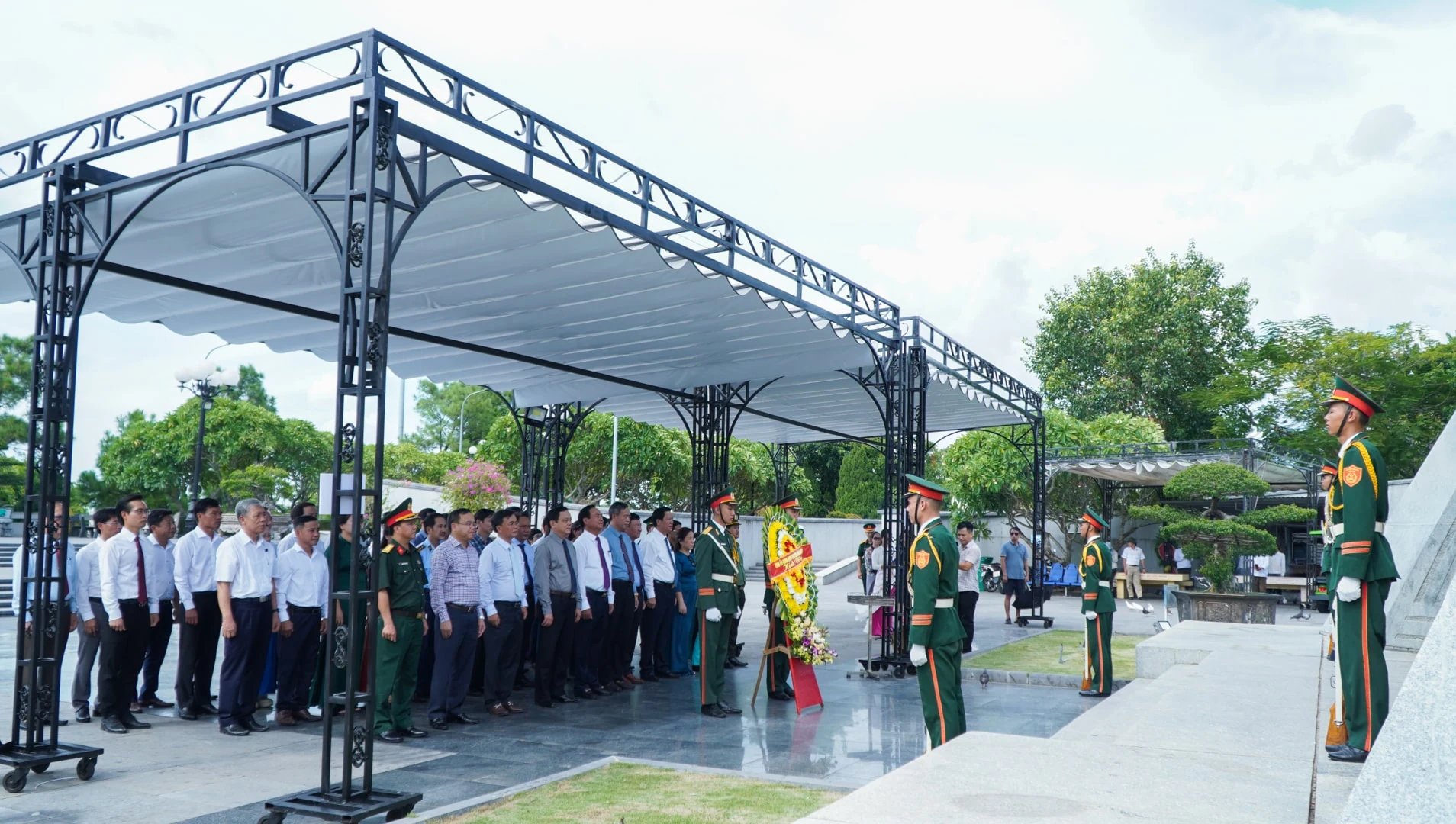 Lãnh đạo tỉnh Quảng Trị dâng hương tưởng nhớ các anh hùng liệt sĩ