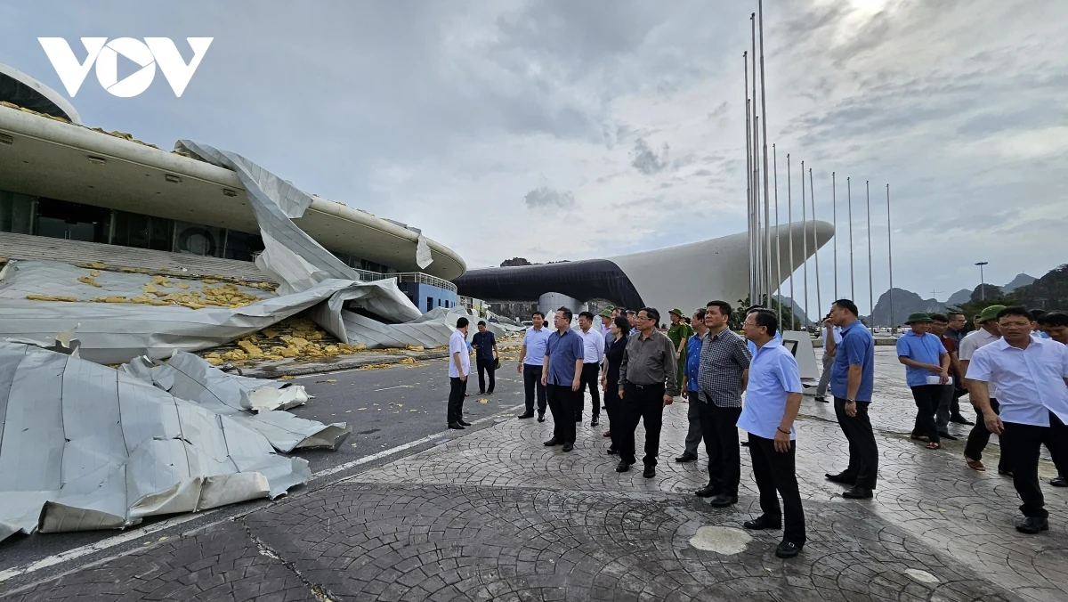 Thủ tướng kiểm tra vùng tâm bão đi qua và chỉ đạo cấp bách khắc phục hậu quả bão số 3