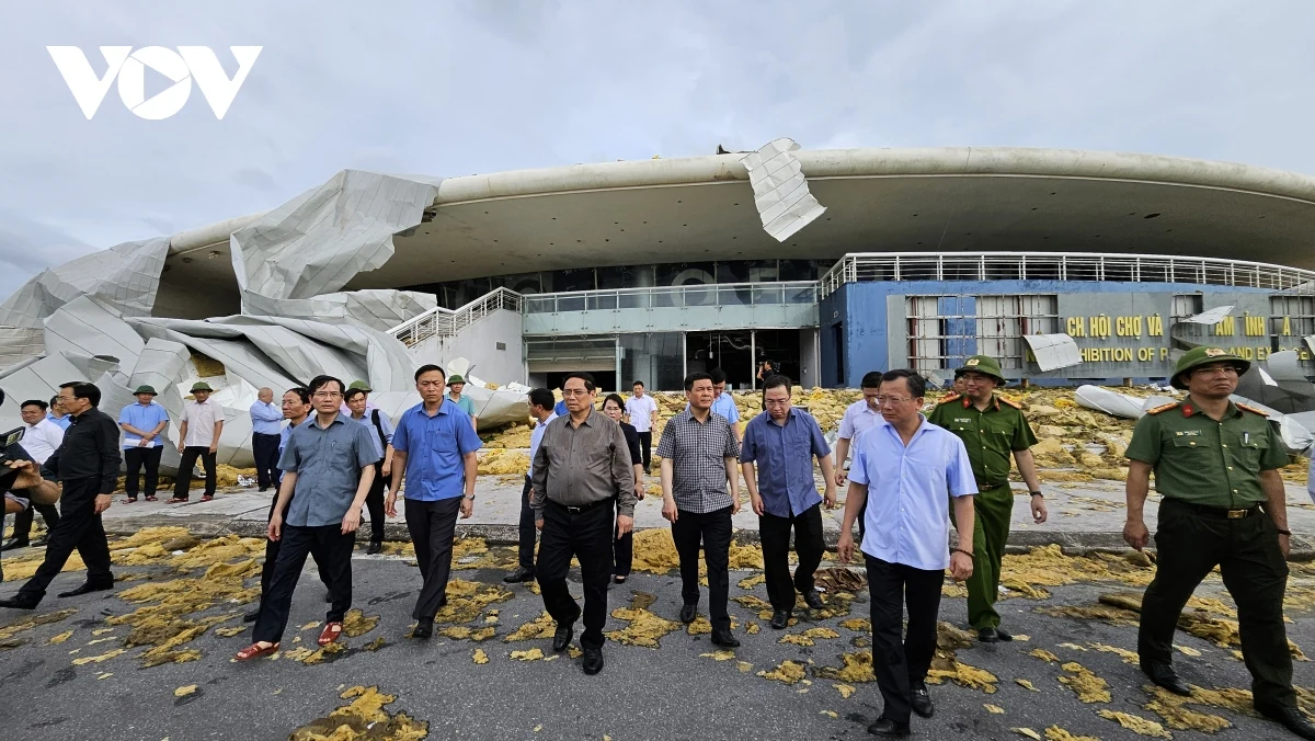 Thủ tướng kiểm tra vùng tâm bão đi qua và chỉ đạo cấp bách khắc phục hậu quả bão số 3