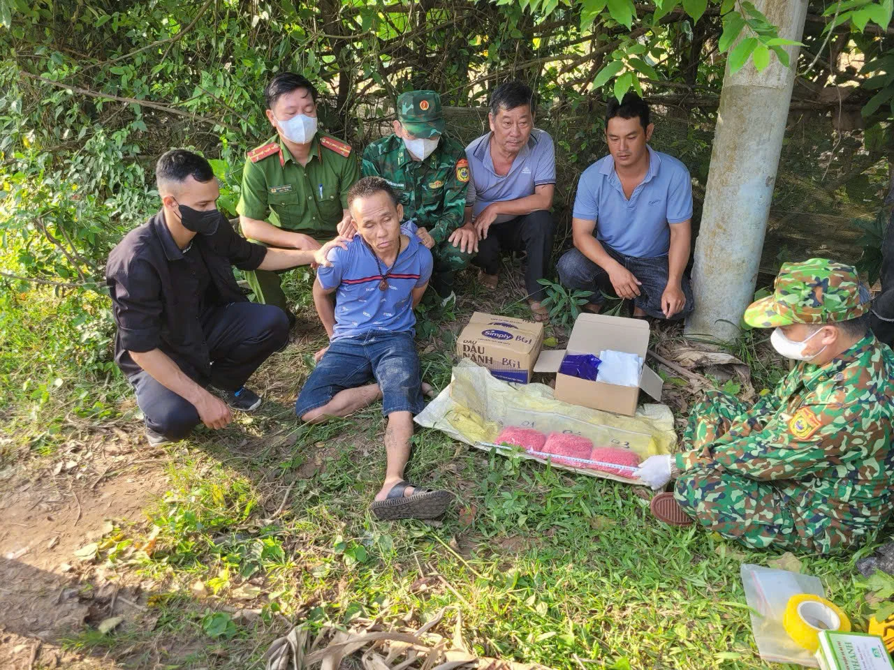 Bắt đối tượng vận chuyển 18.000 viên ma túy tổng hợp