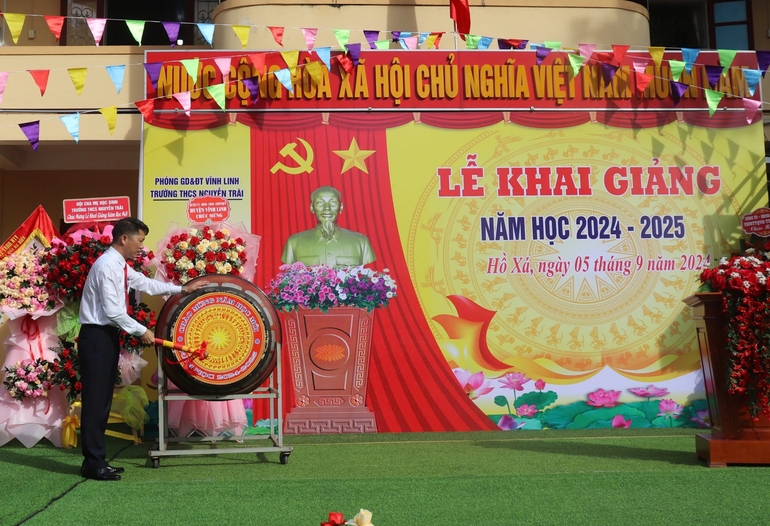 Chủ tịch UBND tỉnh Võ Văn Hưng dự lễ khai giảng năm học mới tại Trường THCS Nguyễn Trãi