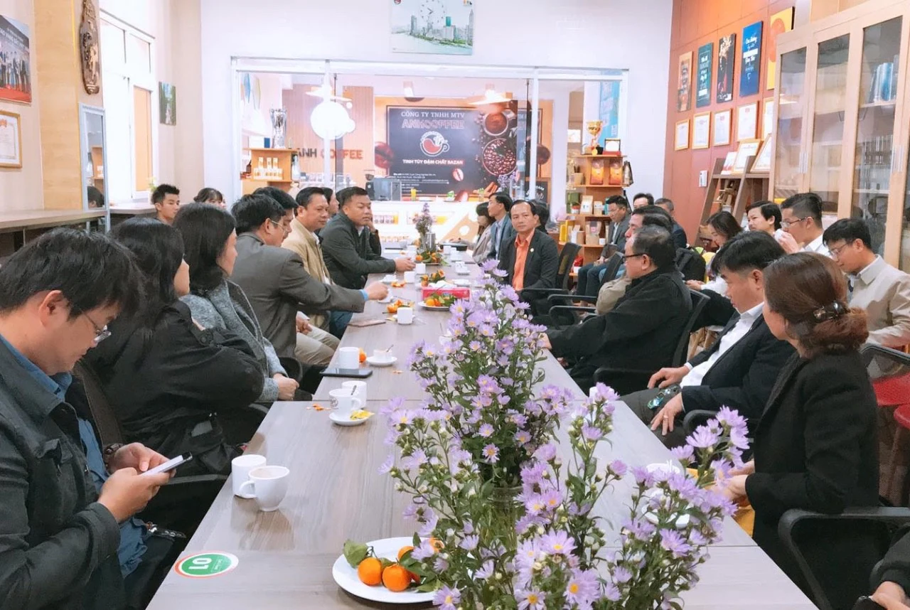 Cà phê doanh nhân - “nhịp cầu” kết nối, chia sẻ thông tin