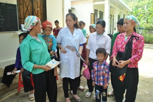 Hướng dẫn chính sách hỗ trợ phụ nữ hộ nghèo người DTTS sinh con đúng chính sách dân số