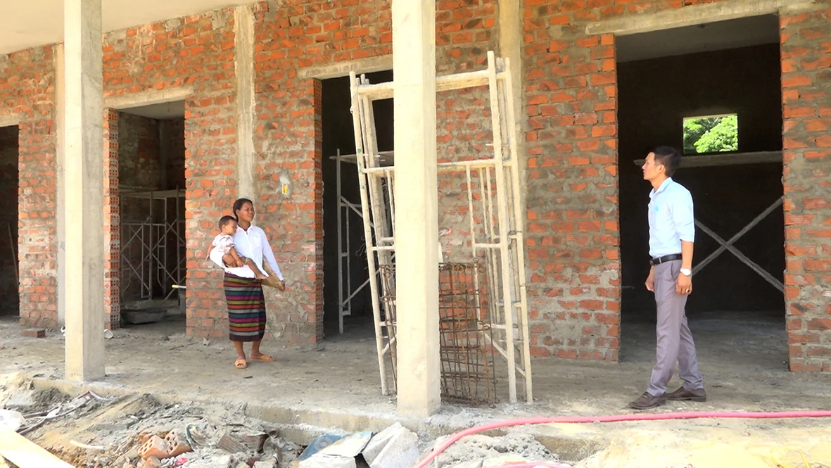 Một gia đình người Vân Kiều hiến đất xây dựng trường học