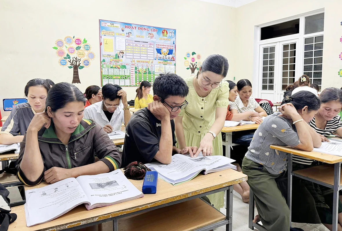 Huy động mọi nguồn lực thực hiện tốt công tác xóa mù chữ