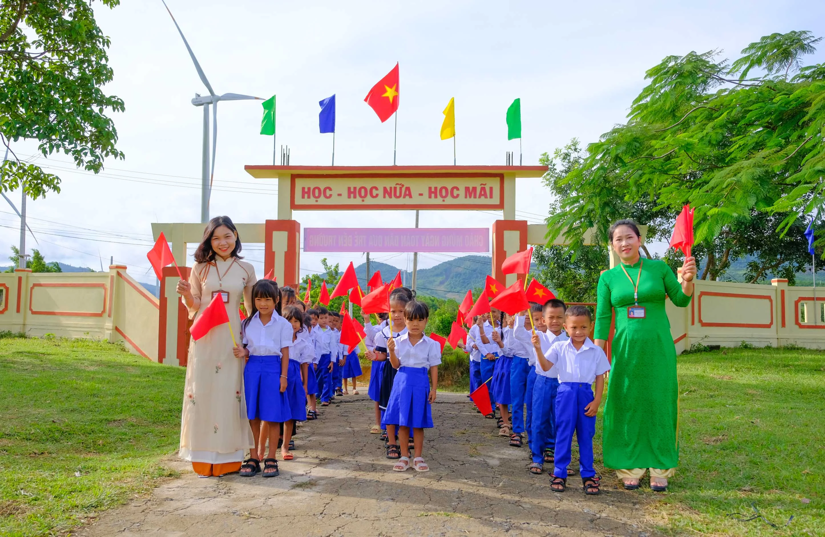 Phó Bí thư Thường trực Tỉnh ủy, Chủ tịch HĐND tỉnh Nguyễn Đăng Quang dự khai giảng tại Trường Phổ thông dân tộc bán trú TH&THCS Hướng Linh