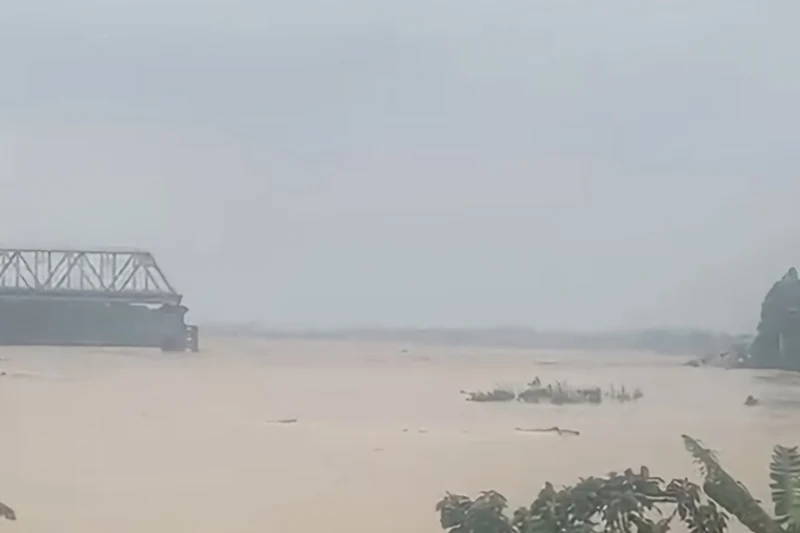 Sập cầu Phong Châu ở tỉnh Phú Thọ