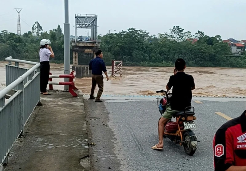 Sập cầu Phong Châu ở tỉnh Phú Thọ