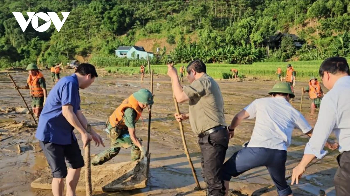 Thủ tướng Phạm Minh Chính không kìm được nước mắt khi đến thôn Làng Nủ