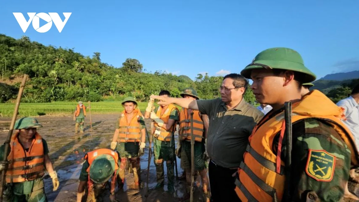 Thủ tướng Phạm Minh Chính không kìm được nước mắt khi đến thôn Làng Nủ