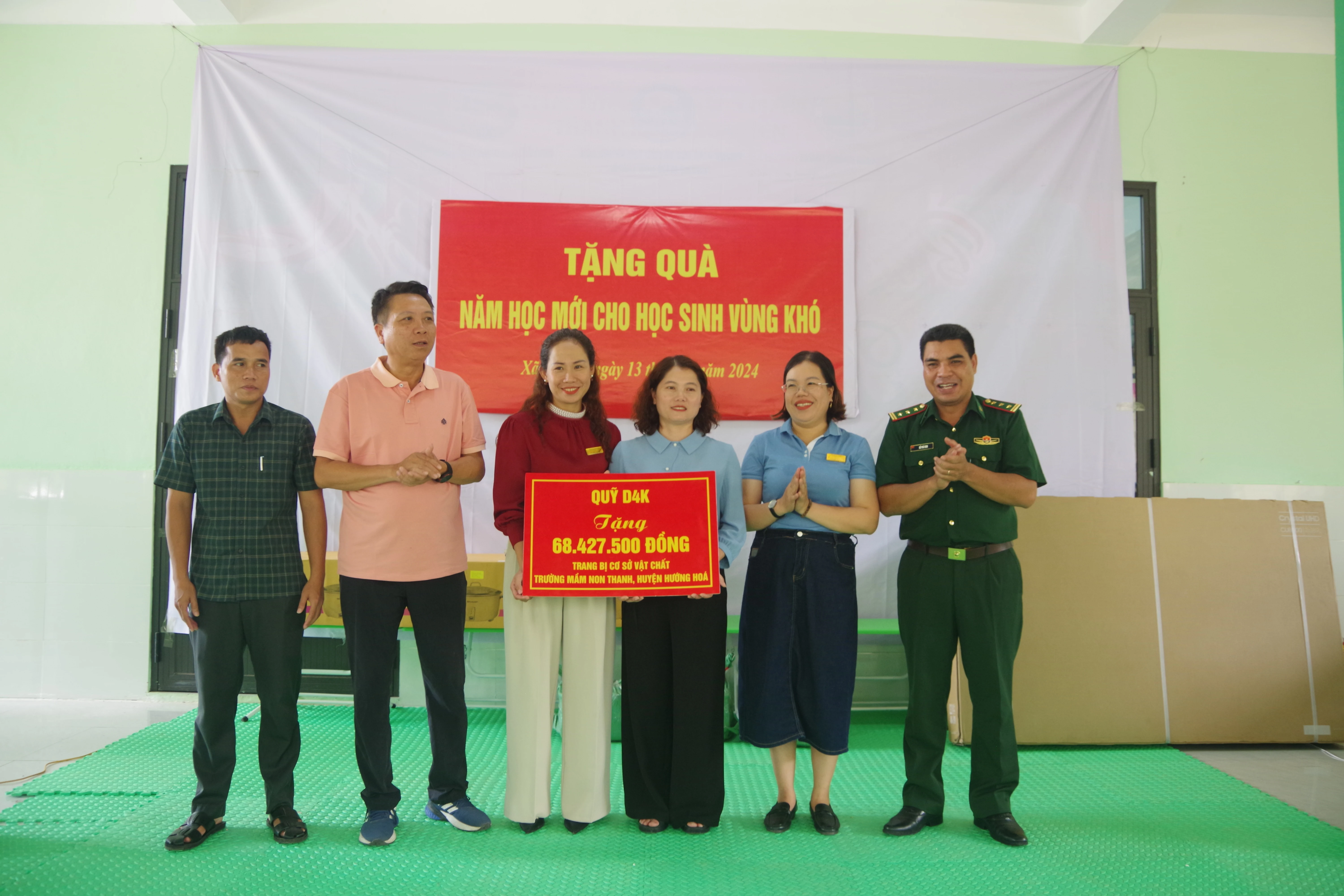 Trên 200 triệu tiền quà tặng quà cho học sinh vùng khó