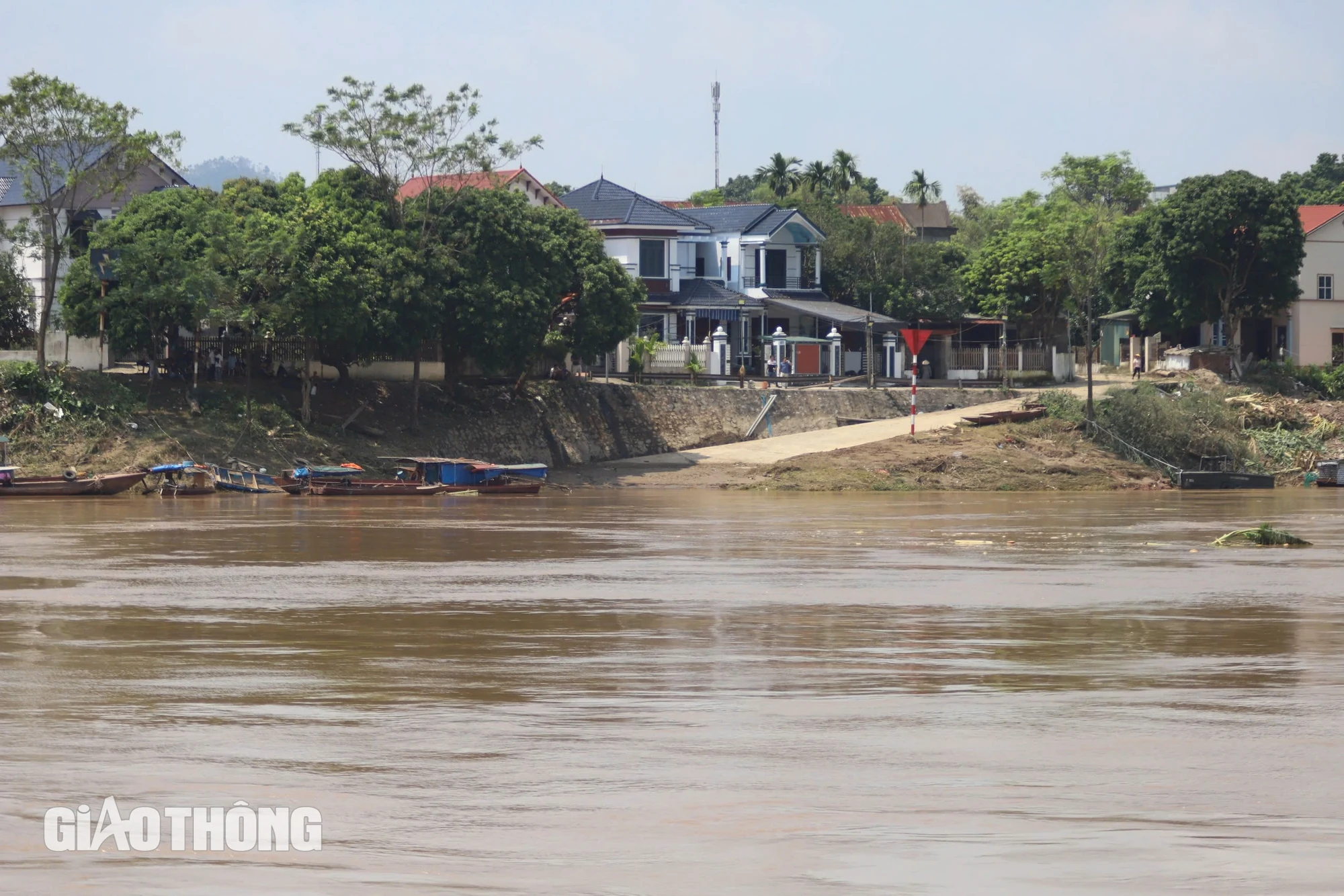 Đang tiếp cận nhịp cầu Phong Châu bị sập để trục vớt