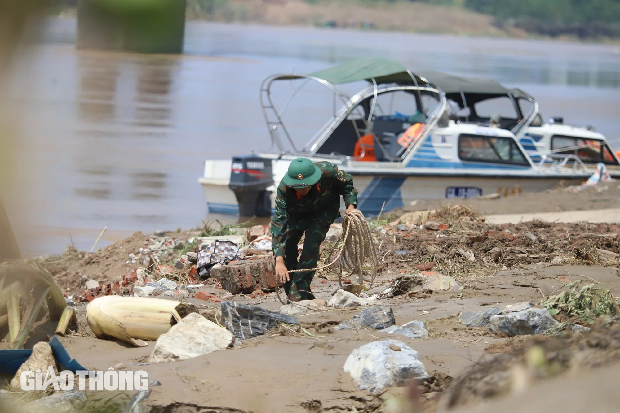 Đang tiếp cận nhịp cầu Phong Châu bị sập để trục vớt