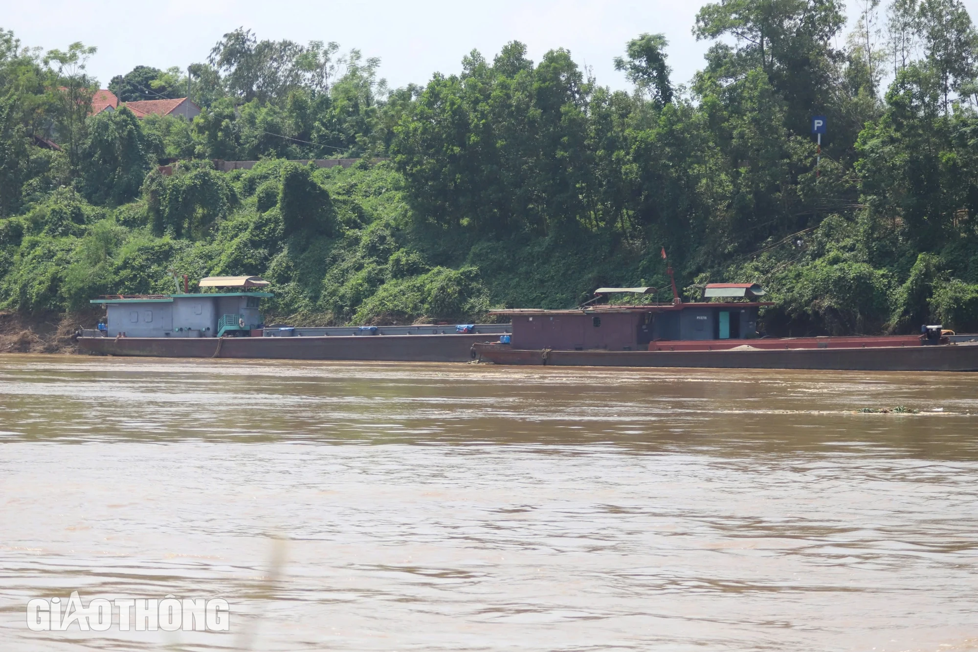 Đang tiếp cận nhịp cầu Phong Châu bị sập để trục vớt