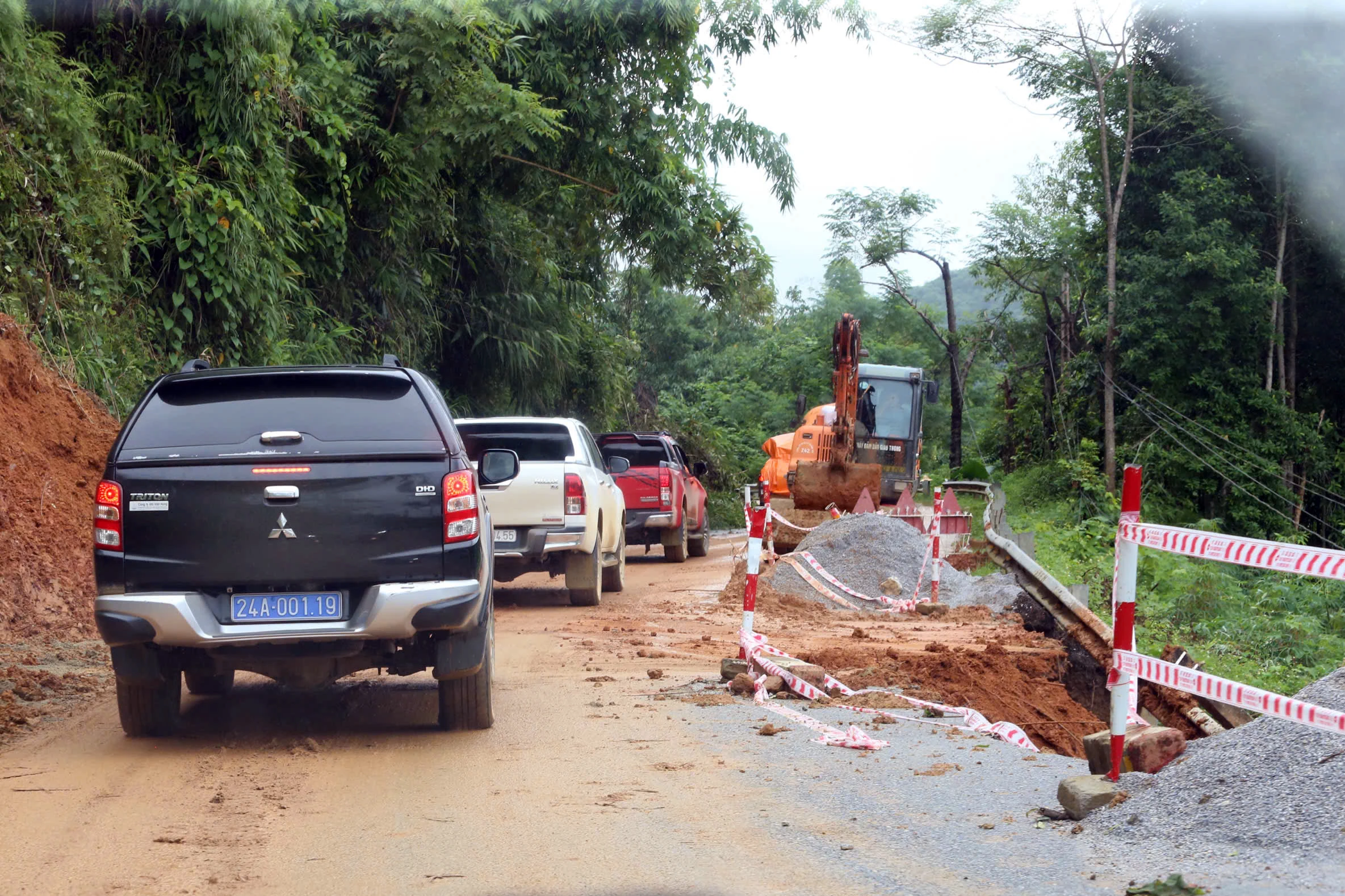 Quân đội điều trực thăng cứu hộ, cứu trợ vùng mưa lũ phía Bắc